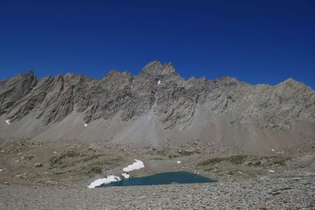 Impressionnante barrière, de la Pointe d’Aval jusqu’à la Pointe des Cirques, au premier plan le Lac des Neuf Couleurs.