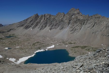 On prend de la hauteur, superbe vue sur le Lac des Neuf Couleurs et l’Aiguille du Chambeyron.