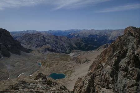  La vue s’ouvre sur le Lac Noir et Long, on devine le refuge.