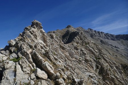 La plus grosse difficulté de la crête, la franchir sur le fil ou par une vire versant ouest très exposée pour les deux passages.