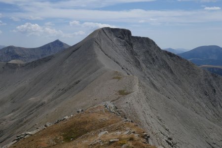 Vue de la sortie de la vire sur le sommet 2595m qu’on va rejoindre. A gauche, le Sommet du Caduc et le Sommet de Valdemars. 