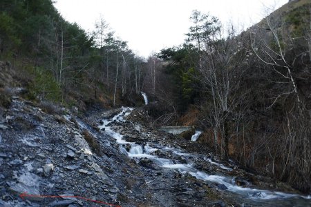 1ère bifurcation, monter la piste à gauche. 