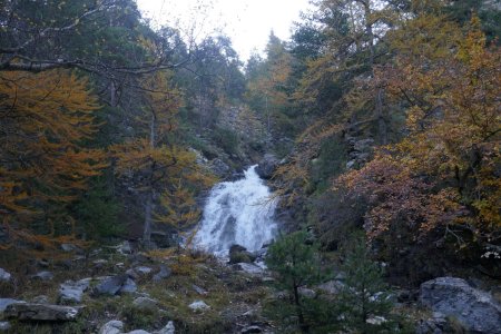 Magnifique cascade sur le parcours.