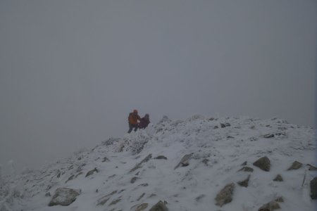 Sur la tête des Ormans où souffle un vent fort, humide et glacial.