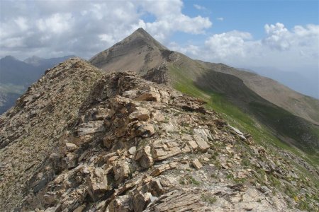 Progression sur la crête de Rougnous avec la Tête de l’Hivernet dans le rétro