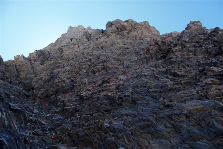 Dans le couloir détritique qui donne accès à la vire étroite du départ