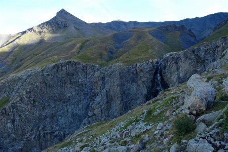 La cascade et les près qui mènent au Vallon Plat