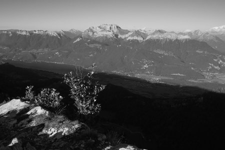 Vue vers lac d’Annecy et massif des Bornes