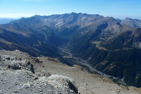Vallée du Laverq dominée par la Tête de l’Estrop