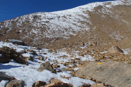 Un balisage «perdu», je n’en ai pas trouvé d’autre, ni de cairn jusqu’à rattraper l’arête Sud-Est à mi-pente