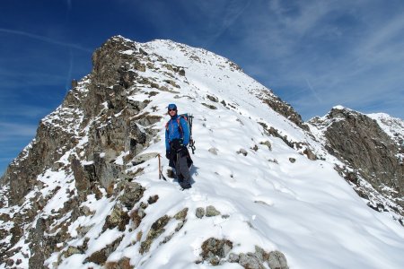 Mick sur l’arête S. Nous la suivrons sur son fil.