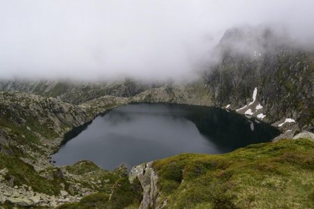 Le sentier s’oriente alors vers la crête à gauche du lac.