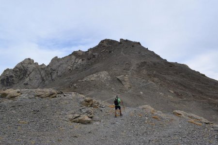 Au col, la montée finale, rapidement avalée.