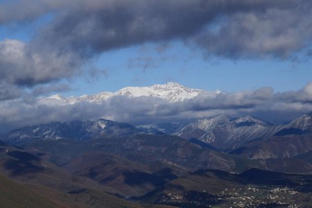 au Nord, le massif de l’Estrop ...