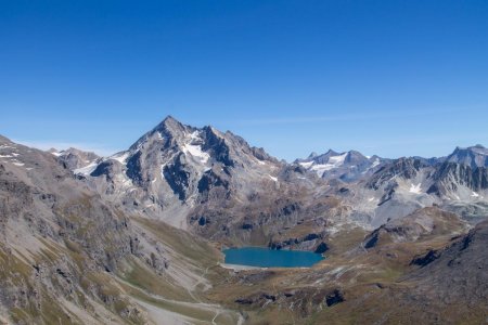 Le lac de la Sassière et la Stanteleina