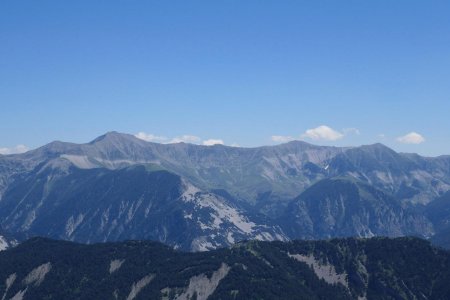 à l’Est le Caduc et une belle ligne de crête ...