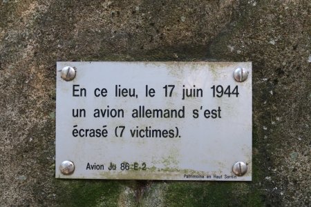 Plaque commémorative sur la descente vers Pierre-Longue