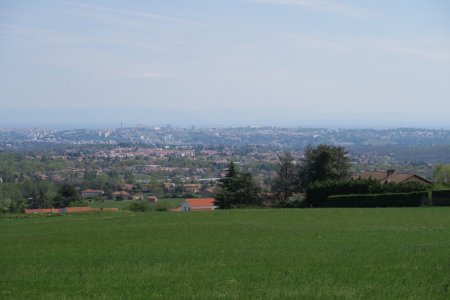 Au loin, Lyon (Basilique de Fourvière, La Part-Dieu)