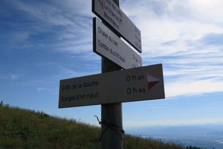 Le sentier longe une clôture...