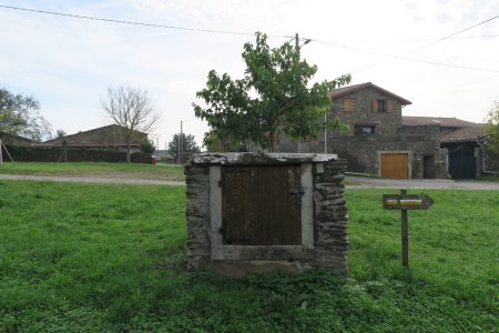 Vieux puits à La Roussillière