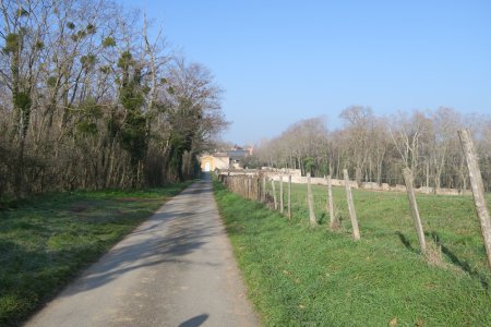 Au bout du chemin, le Château d’Avauges