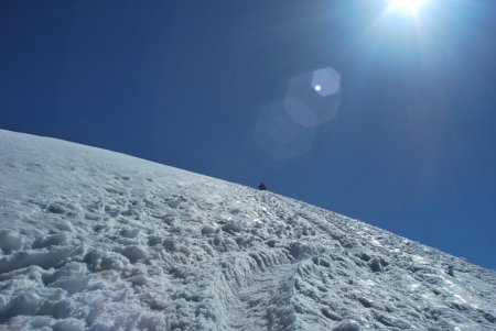 Suivons la trace dans la montée de la face sud-ouest ! Le sommet n’est plus très loin...