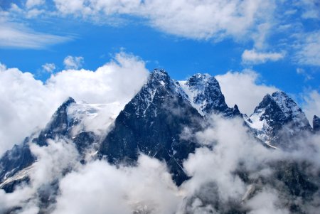 Zoom sur les trois pics du Pelvoux et son glacier, ainsi que le Pic sans Nom (3913 m) à droite
