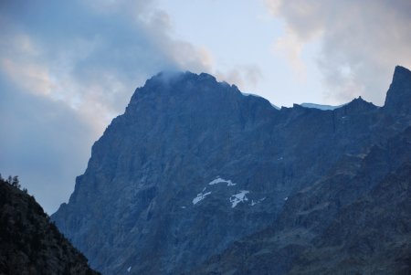 Les nuages accrochent de plus en plus le sommet de la Barre