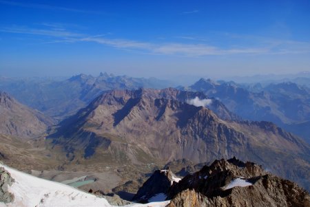 Vallon du glacier d’Arsine et ses lacs. Au fond, les aiguilles d’Arves