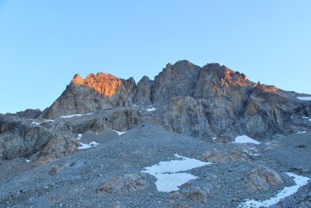 Pic du Glacier Blanc et son arête Sud ; les deux zones de rappel sont clairement visibles