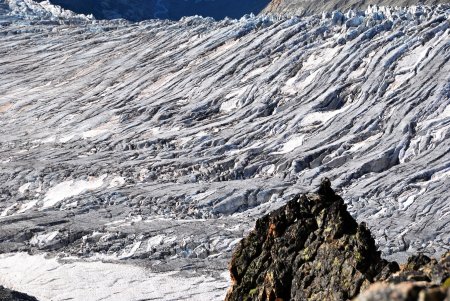 Zoom sur les stries formées par les crevasses sur le Glacier Blanc