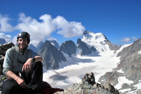 Au sommet, l’Ailefroide, la Grande Sagne, la Barre et le Dôme de Neige des Écrins en toile de fond !