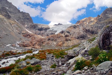 Dans la vallée : le Glacier Blanc vu depuis la traversée du torrent dans le sentier menant au refuge du Glacier Blanc