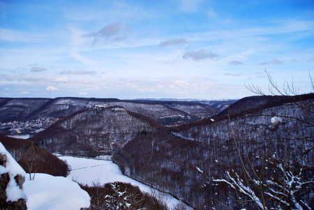 En direction du nord-est : au premier plan Hohenurach (692m) et la ville de Bad Urach dans la vallée par-derrière. Au loin : la chaîne Vordere Alb