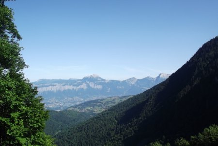 Dans la montée, vue sur Chamechaude et la Chartreuse