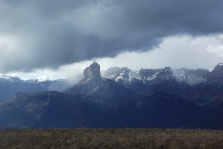 Mont-Aiguille sous ciel d’orage