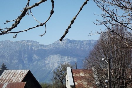 Par-dessus les toits... le col de l’Arc