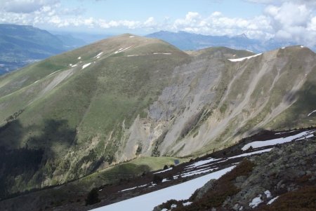 Face au Grand Serre et au Sentier du Diable, et le petit lac Charlet tout en bas....