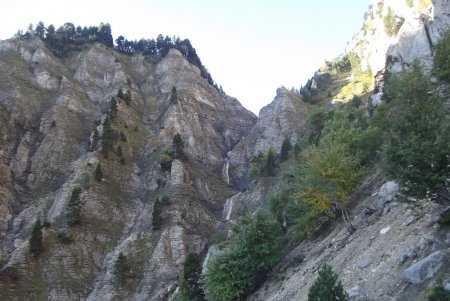 Les falaises et le ruisseau du Pas de l’Aiguille