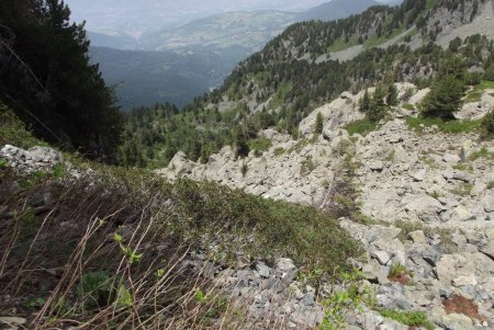 Vue plongeante sur le sentier de la Brèche Nord et le petit lac des Pourettes