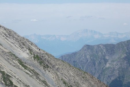 Mont-Aiguille et Grand Veymont dans la brume lointaine