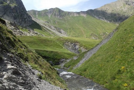 Au déversoir du lac, vue vers le col du Vallon