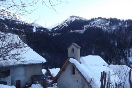 La chapelle du Bessay, au fond la station et le col de Poutran