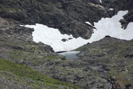 Zoom sur le petit lac de l’Emay