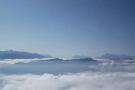 Grand Serre, Piquet de Nantes, Beauregard, La Peyrouse, Montagne de Faraut, Obiou, Grand Ferrand noyés dans la mer de nuages