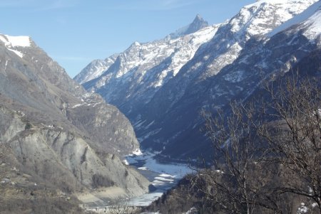 De Puy le Haut, vue sur le barrage du Chambon, en basses eaux, et la Meije