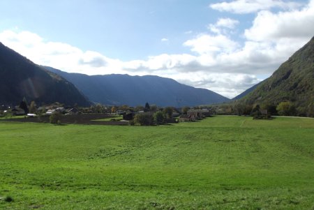 De notre coin de pique-nique, le Mont-Aiguille est dans le V à droite (si si !)