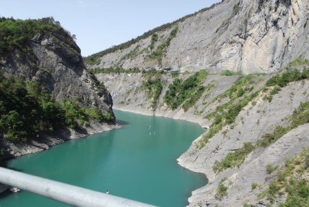 L’Ebron vu de la passerelle et l’ancien sentier minier dans la falaise