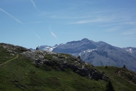 Cycliste devant le massif du Rochail