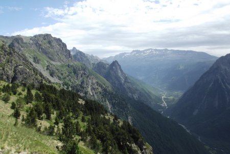 Vue arrière de la crête, pic de la Fare, vallée de la Romanche et Grandes Rousses